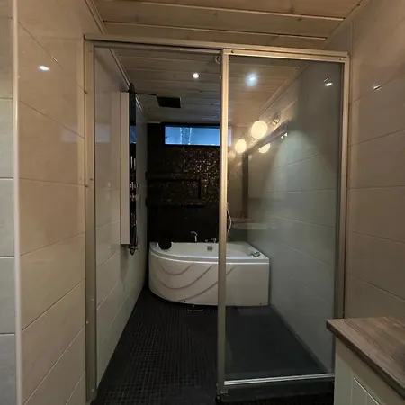 Arctic Corner With Jacuzzi Apartment